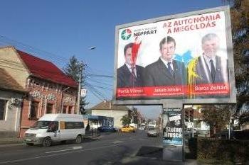 Piros-sárga-kékre mázolták a Néppárt marosvásárhelyi óriásplakátjait 