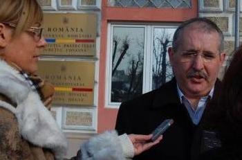 „Sóhivatalok”: villám-sajtótájékoztató sorozatot indított Toró a kovászna megyei prefektúra előtt 